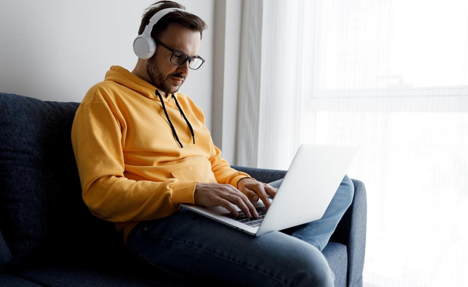 Analyse détaillée de stratégies de redressement financier avec documents et graphiques sur un bureau professionnel